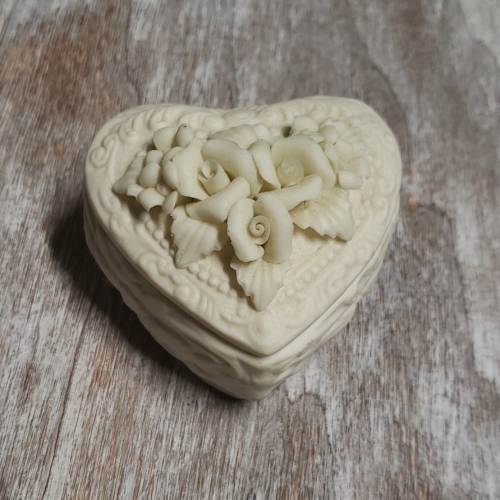 Vintage porcelain small jewelry box